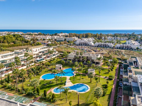 Apartamento reformado con amplia terraza y licencia turística en Nueva Andalucía