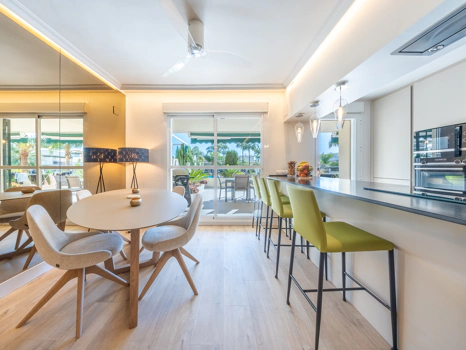 Apartamento reformado con amplia terraza y licencia turística en Nueva Andalucía
