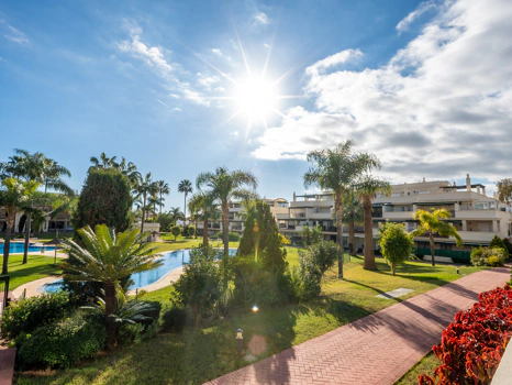 Apartamento reformado con amplia terraza y licencia turística en Nueva Andalucía