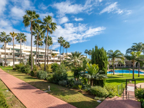 Apartamento reformado con amplia terraza y licencia turística en Nueva Andalucía