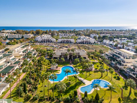 Apartamento reformado con amplia terraza y licencia turística en Nueva Andalucía