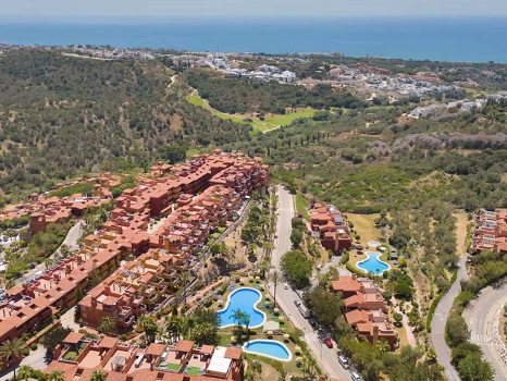 Recently renovated ground floor apartment with private garden in La Reserva de Marbella, front line golf, terrace, and communal pool.
