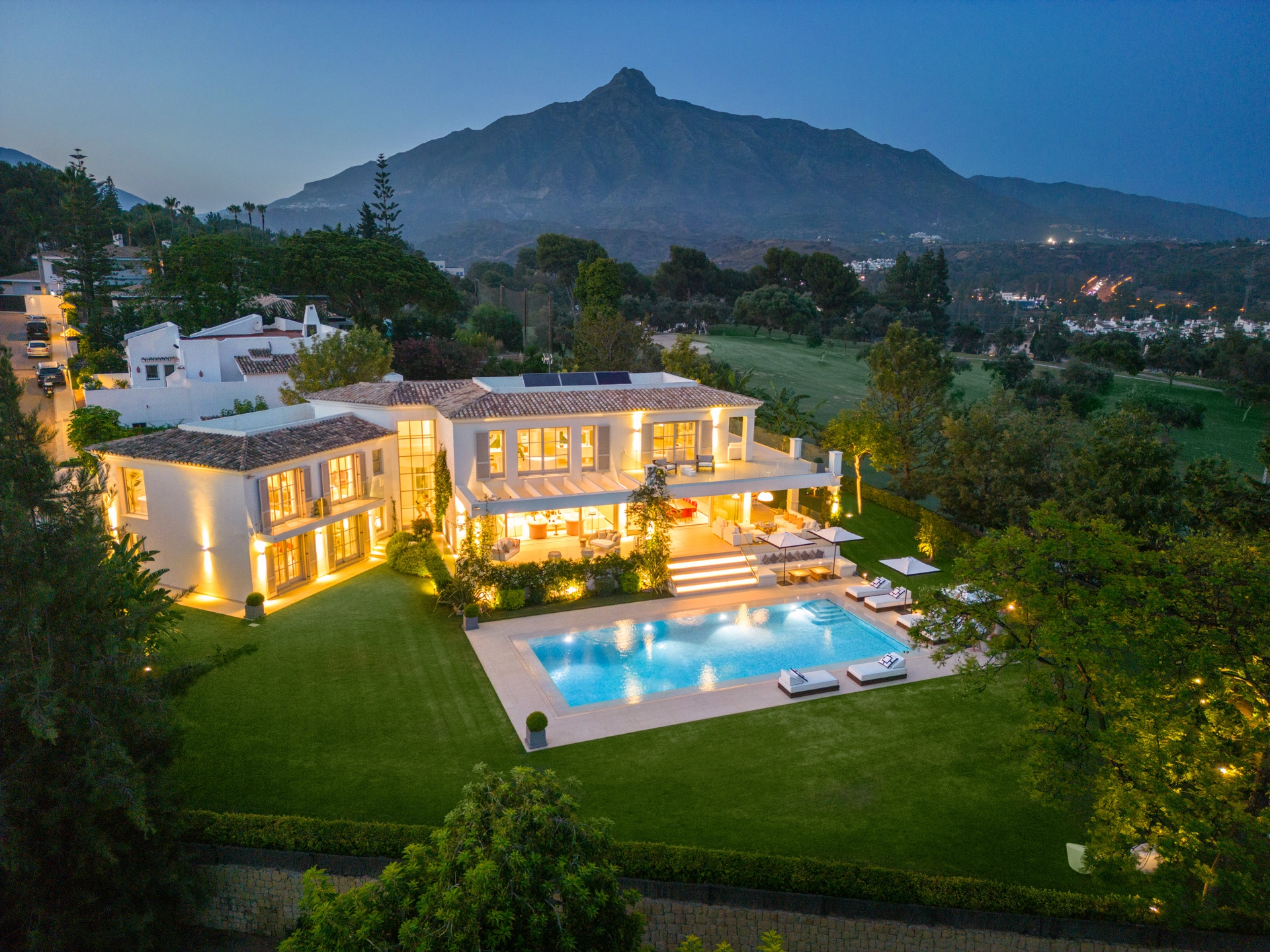 Villa en venta en Nueva Andalucia, Marbella