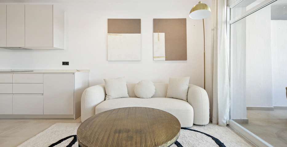 Apartamento de Tres Dormitorios Totalmente Renovado en el Corazón de Nueva Andalucía, Aloha