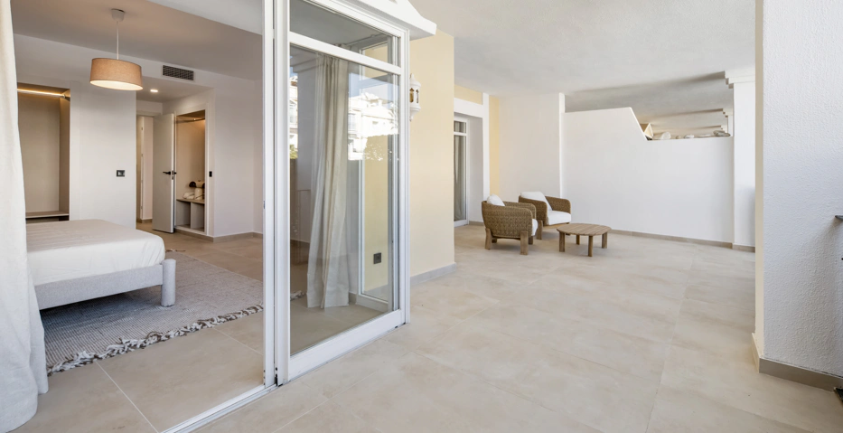Apartamento de Tres Dormitorios Totalmente Renovado en el Corazón de Nueva Andalucía, Aloha