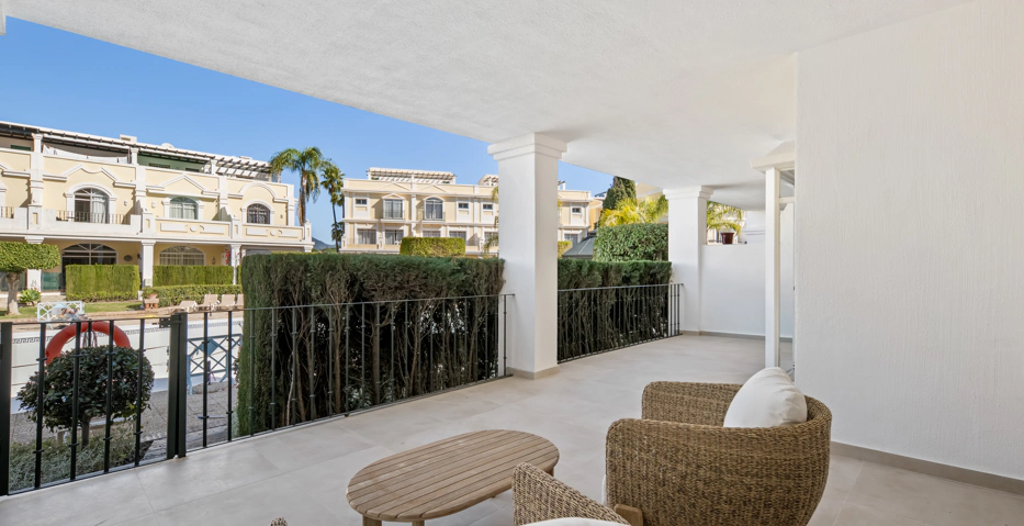Apartamento de Tres Dormitorios Totalmente Renovado en el Corazón de Nueva Andalucía, Aloha