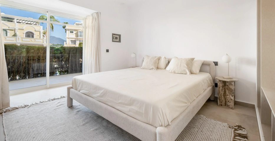 Apartamento de Tres Dormitorios Totalmente Renovado en el Corazón de Nueva Andalucía, Aloha