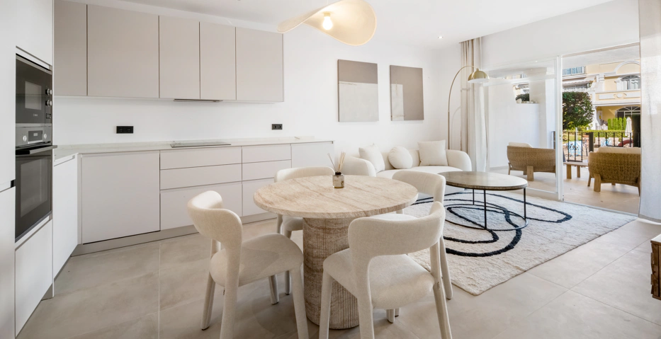 Apartamento de Tres Dormitorios Totalmente Renovado en el Corazón de Nueva Andalucía, Aloha