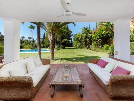 Exceptional César de Leyva villa on a rare, fully flat 3,000m² plot. Completely renovated, with sea views, total privacy, mature organic gardens, saltwater pool, 5 bedrooms, guest apartment, cinema room and extensive parking.