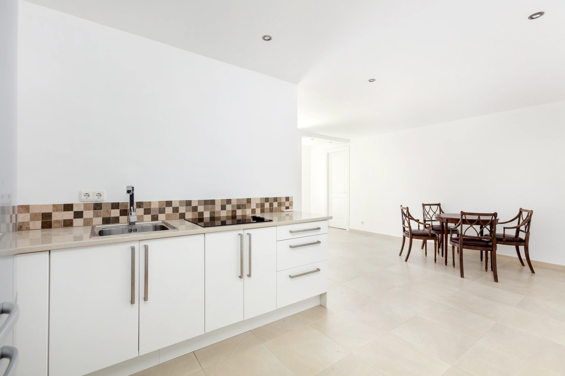 Villa for sale in Puerto del Almendro, Benahavis