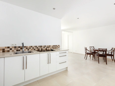 Exceptional César de Leyva villa on a rare, fully flat 3,000m² plot. Completely renovated, with sea views, total privacy, mature organic gardens, saltwater pool, 5 bedrooms, guest apartment, cinema room and extensive parking.