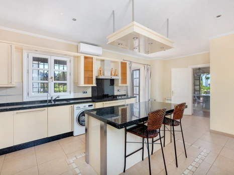 Exceptional César de Leyva villa on a rare, fully flat 3,000m² plot. Completely renovated, with sea views, total privacy, mature organic gardens, saltwater pool, 5 bedrooms, guest apartment, cinema room and extensive parking.