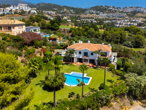 Exceptional César de Leyva villa on a rare, fully flat 3,000m² plot. Completely renovated, with sea views, total privacy, mature organic gardens, saltwater pool, 5 bedrooms, guest apartment, cinema room and extensive parking.