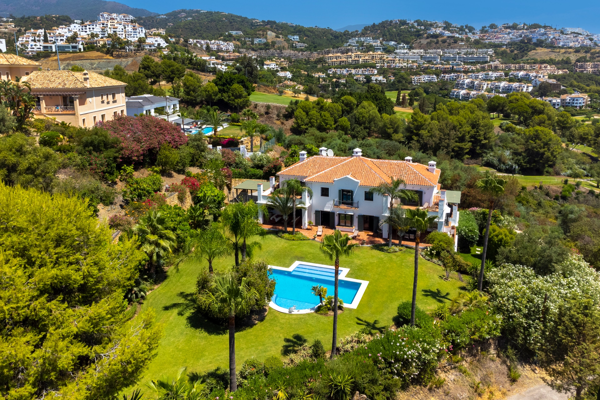 Villa for sale in Puerto del Almendro, Benahavis