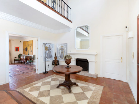 Exceptional César de Leyva villa on a rare, fully flat 3,000m² plot. Completely renovated, with sea views, total privacy, mature organic gardens, saltwater pool, 5 bedrooms, guest apartment, cinema room and extensive parking.