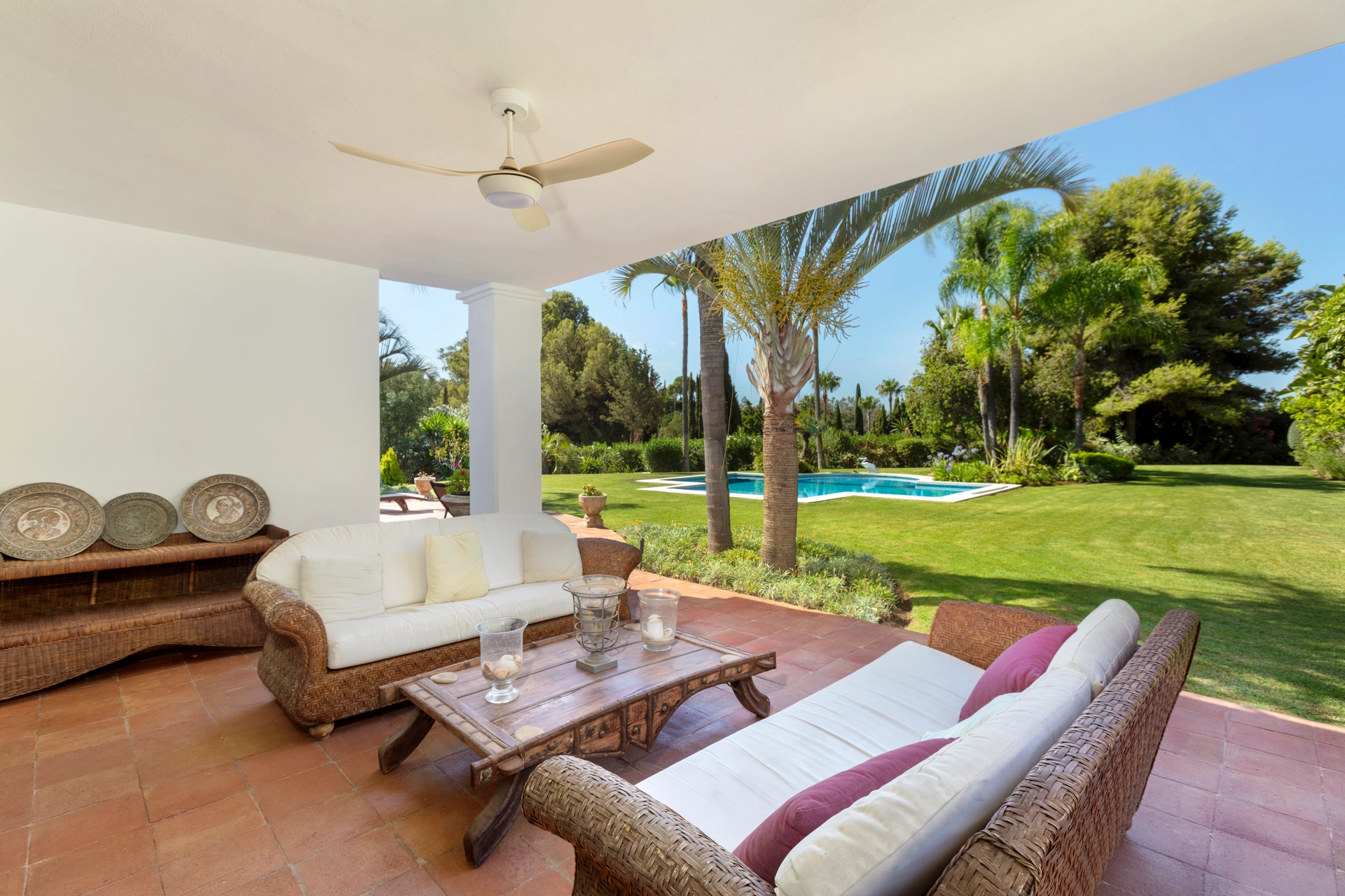 Villa for sale in Puerto del Almendro, Benahavis