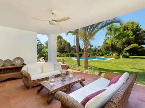 Exceptional César de Leyva villa on a rare, fully flat 3,000m² plot. Completely renovated, with sea views, total privacy, mature organic gardens, saltwater pool, 5 bedrooms, guest apartment, cinema room and extensive parking.
