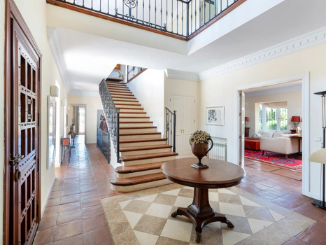 Exceptional César de Leyva villa on a rare, fully flat 3,000m² plot. Completely renovated, with sea views, total privacy, mature organic gardens, saltwater pool, 5 bedrooms, guest apartment, cinema room and extensive parking.