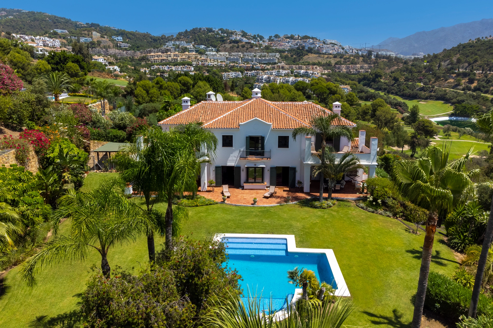 Villa for sale in Puerto del Almendro, Benahavis