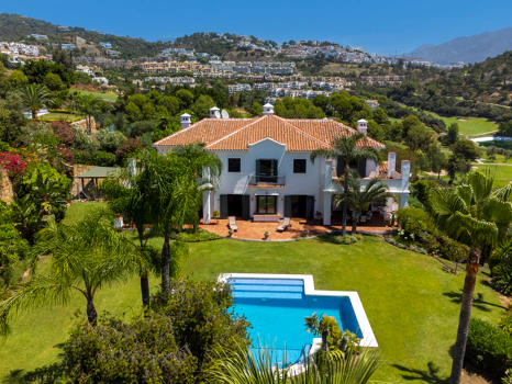 Exceptional César de Leyva villa on a rare, fully flat 3,000m² plot. Completely renovated, with sea views, total privacy, mature organic gardens, saltwater pool, 5 bedrooms, guest apartment, cinema room and extensive parking.