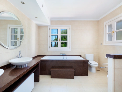 Exceptional César de Leyva villa on a rare, fully flat 3,000m² plot. Completely renovated, with sea views, total privacy, mature organic gardens, saltwater pool, 5 bedrooms, guest apartment, cinema room and extensive parking.