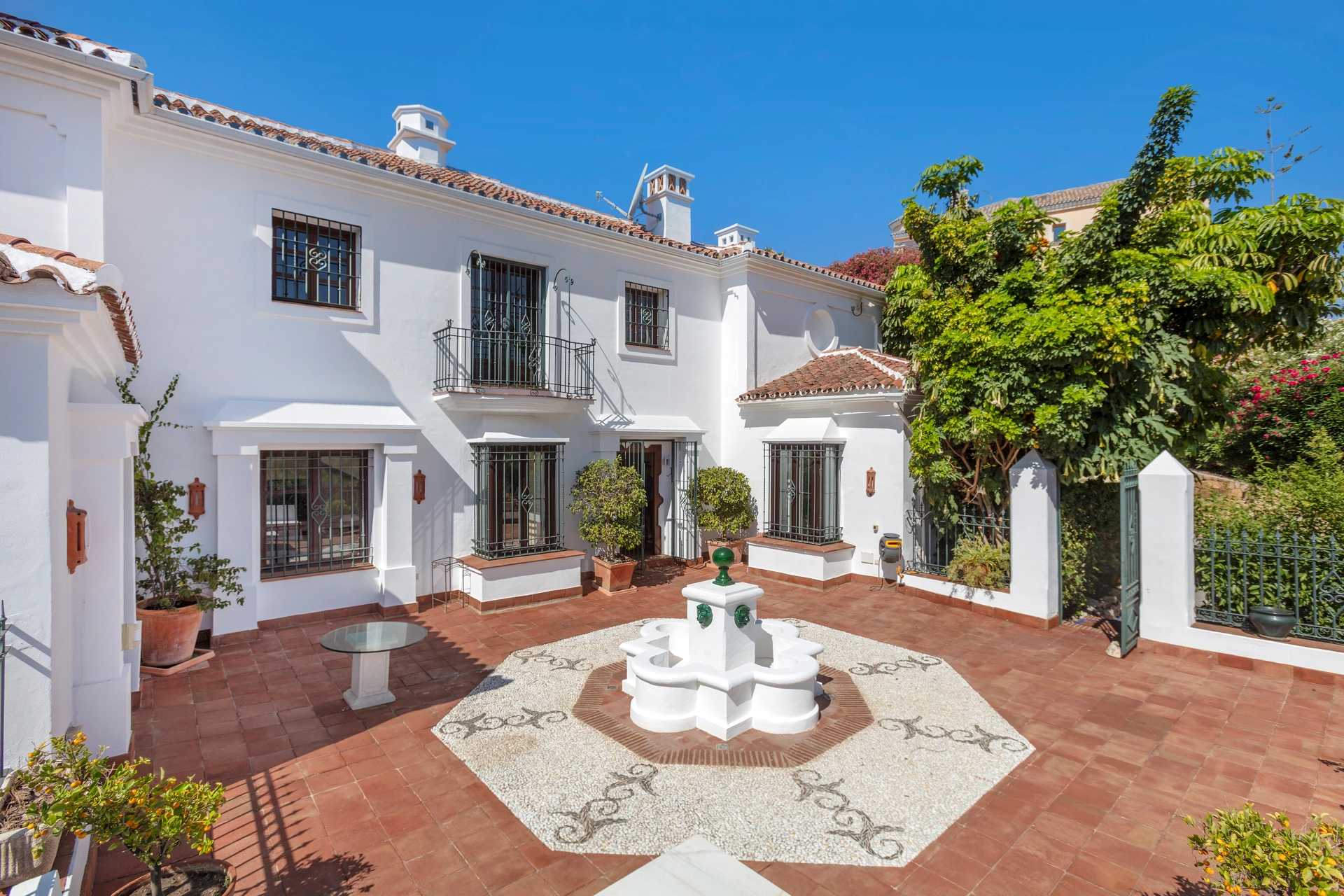 Villa for sale in Puerto del Almendro, Benahavis