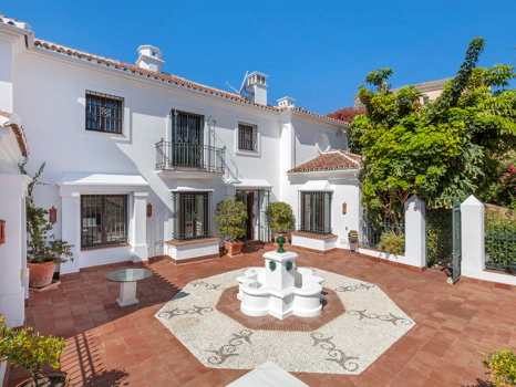 Exceptional César de Leyva villa on a rare, fully flat 3,000m² plot. Completely renovated, with sea views, total privacy, mature organic gardens, saltwater pool, 5 bedrooms, guest apartment, cinema room and extensive parking.
