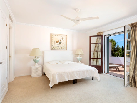 Exceptional César de Leyva villa on a rare, fully flat 3,000m² plot. Completely renovated, with sea views, total privacy, mature organic gardens, saltwater pool, 5 bedrooms, guest apartment, cinema room and extensive parking.