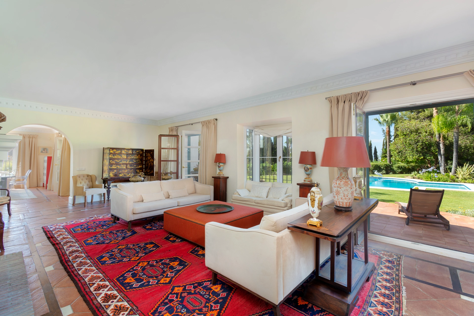 Villa for sale in Puerto del Almendro, Benahavis