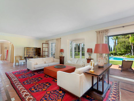 Exceptional César de Leyva villa on a rare, fully flat 3,000m² plot. Completely renovated, with sea views, total privacy, mature organic gardens, saltwater pool, 5 bedrooms, guest apartment, cinema room and extensive parking.
