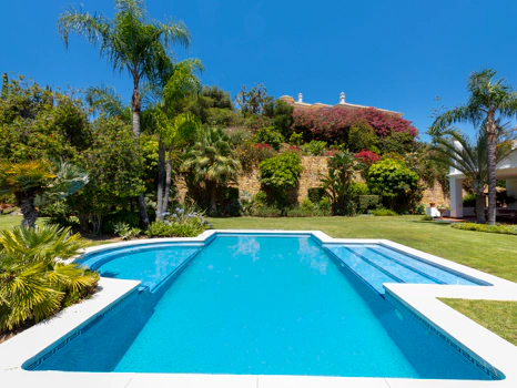 Exceptional César de Leyva villa on a rare, fully flat 3,000m² plot. Completely renovated, with sea views, total privacy, mature organic gardens, saltwater pool, 5 bedrooms, guest apartment, cinema room and extensive parking.