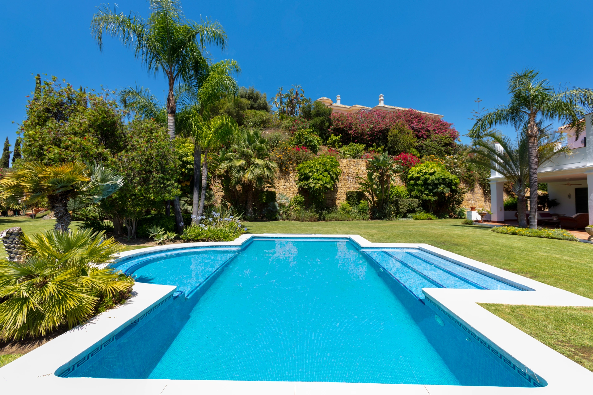 Villa for sale in Puerto del Almendro, Benahavis