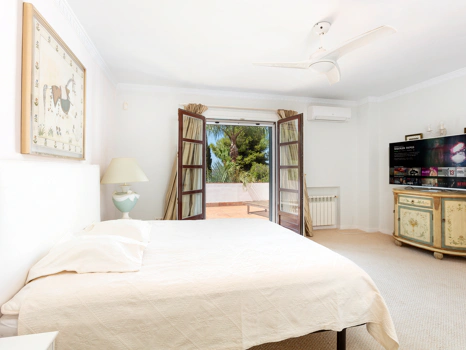 Exceptional César de Leyva villa on a rare, fully flat 3,000m² plot. Completely renovated, with sea views, total privacy, mature organic gardens, saltwater pool, 5 bedrooms, guest apartment, cinema room and extensive parking.
