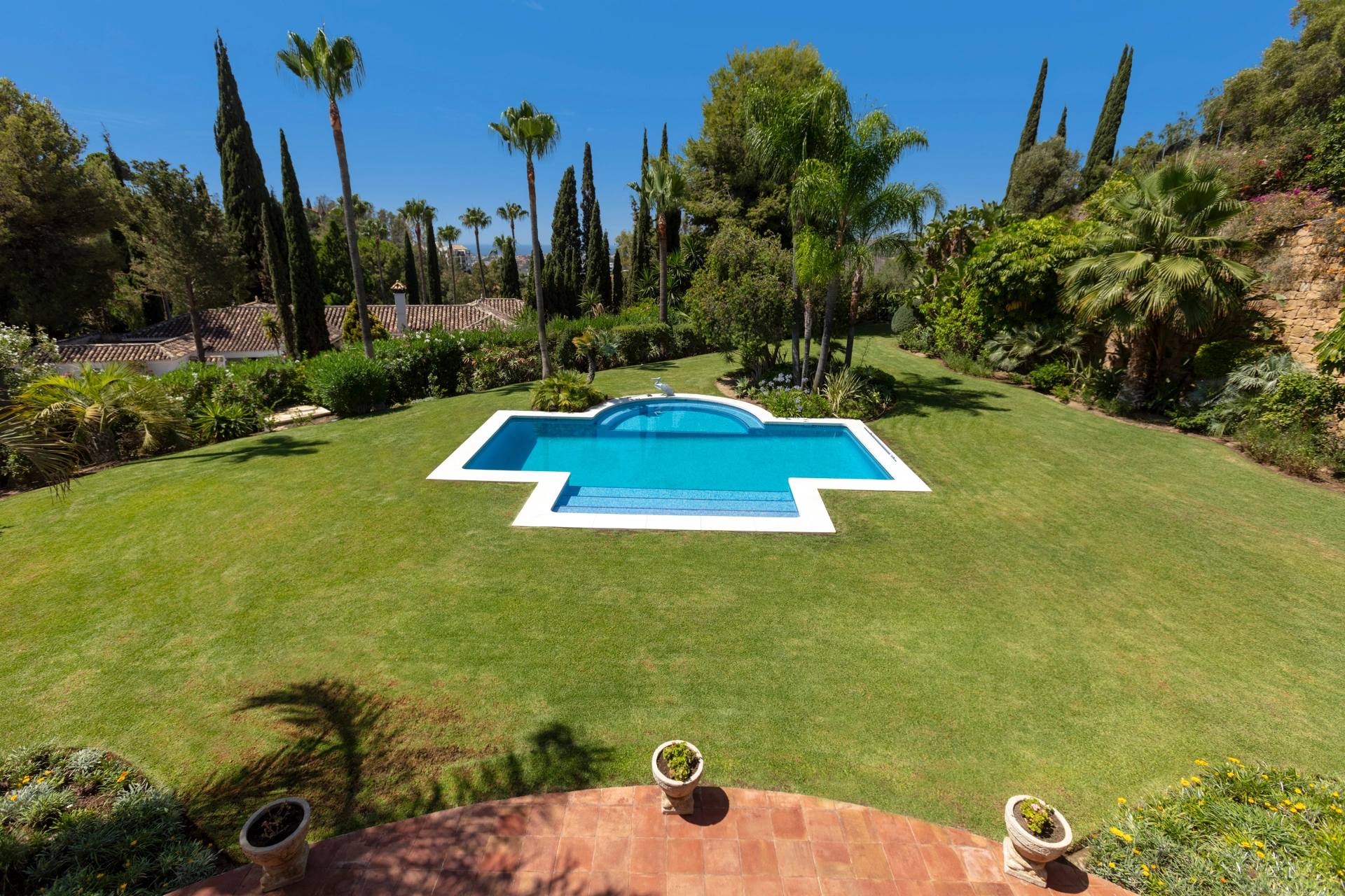 Villa for sale in Puerto del Almendro, Benahavis