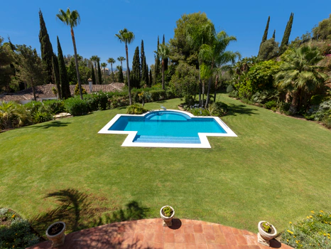 Exceptional César de Leyva villa on a rare, fully flat 3,000m² plot. Completely renovated, with sea views, total privacy, mature organic gardens, saltwater pool, 5 bedrooms, guest apartment, cinema room and extensive parking.