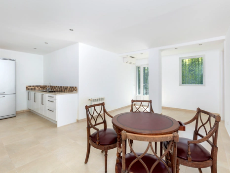 Exceptional César de Leyva villa on a rare, fully flat 3,000m² plot. Completely renovated, with sea views, total privacy, mature organic gardens, saltwater pool, 5 bedrooms, guest apartment, cinema room and extensive parking.
