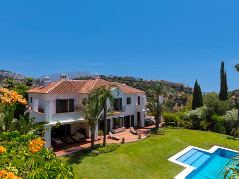 Exceptional César de Leyva villa on a rare, fully flat 3,000m² plot. Completely renovated, with sea views, total privacy, mature organic gardens, saltwater pool, 5 bedrooms, guest apartment, cinema room and extensive parking.