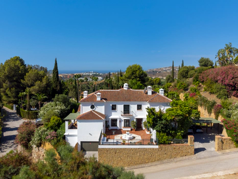 Exceptional César de Leyva villa on a rare, fully flat 3,000m² plot. Completely renovated, with sea views, total privacy, mature organic gardens, saltwater pool, 5 bedrooms, guest apartment, cinema room and extensive parking.