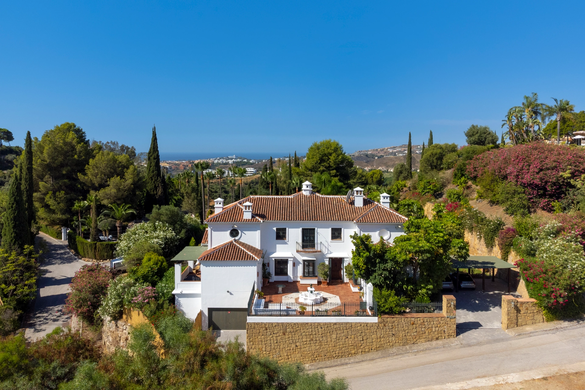Villa for sale in Puerto del Almendro, Benahavis