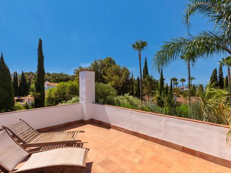 Exceptional César de Leyva villa on a rare, fully flat 3,000m² plot. Completely renovated, with sea views, total privacy, mature organic gardens, saltwater pool, 5 bedrooms, guest apartment, cinema room and extensive parking.