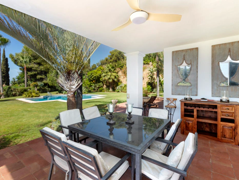 Exceptional César de Leyva villa on a rare, fully flat 3,000m² plot. Completely renovated, with sea views, total privacy, mature organic gardens, saltwater pool, 5 bedrooms, guest apartment, cinema room and extensive parking.