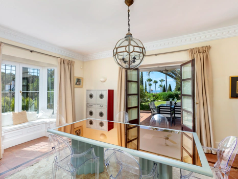 Exceptional César de Leyva villa on a rare, fully flat 3,000m² plot. Completely renovated, with sea views, total privacy, mature organic gardens, saltwater pool, 5 bedrooms, guest apartment, cinema room and extensive parking.