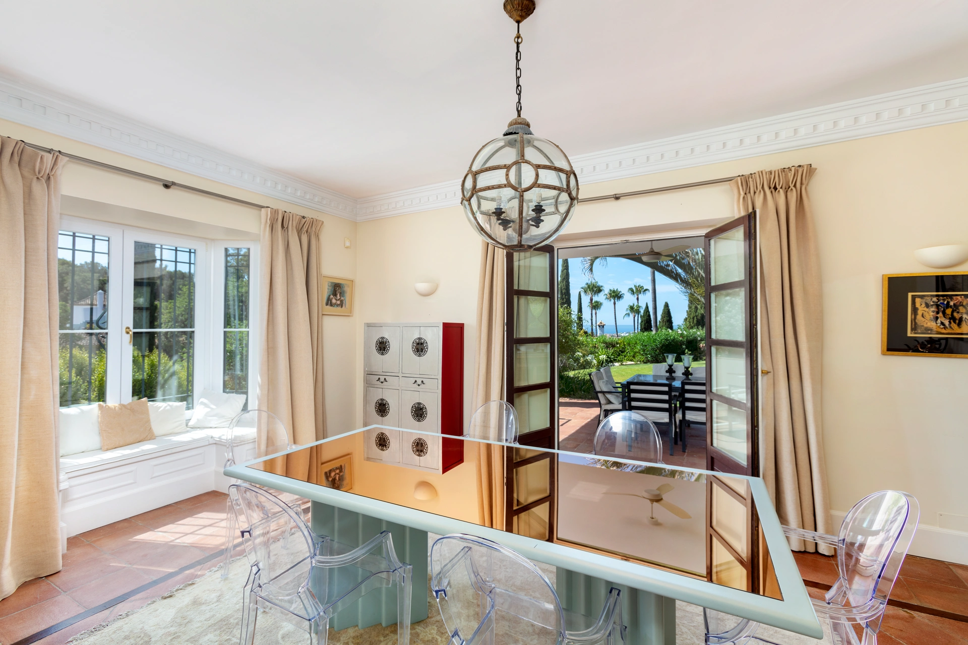 Villa for sale in Puerto del Almendro, Benahavis