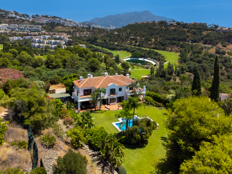 Exceptional César de Leyva villa on a rare, fully flat 3,000m² plot. Completely renovated, with sea views, total privacy, mature organic gardens, saltwater pool, 5 bedrooms, guest apartment, cinema room and extensive parking.