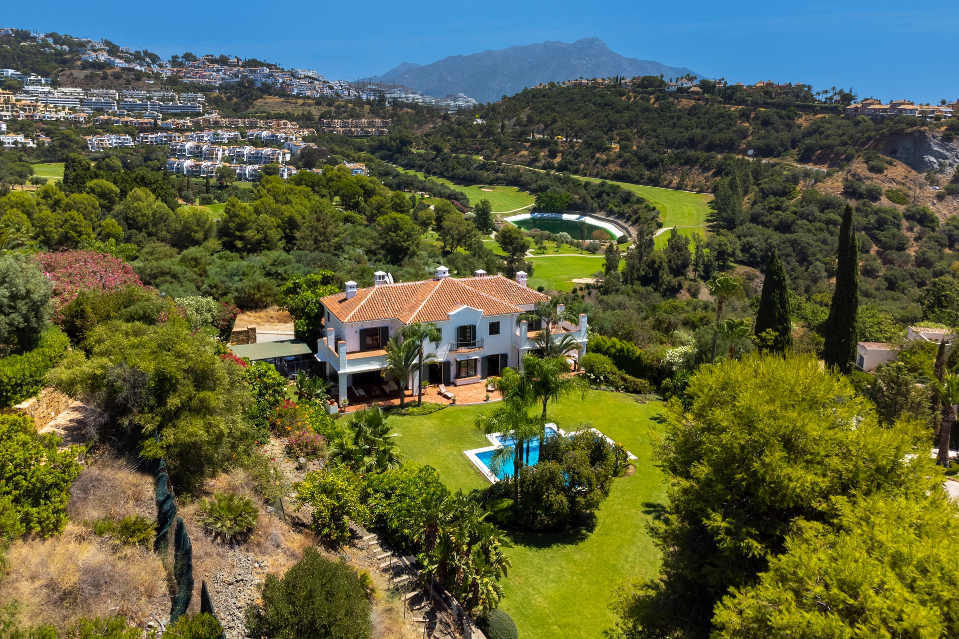 Villa for sale in Puerto del Almendro, Benahavis