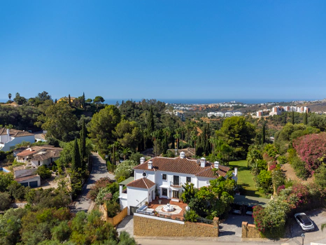Exceptional César de Leyva villa on a rare, fully flat 3,000m² plot. Completely renovated, with sea views, total privacy, mature organic gardens, saltwater pool, 5 bedrooms, guest apartment, cinema room and extensive parking.