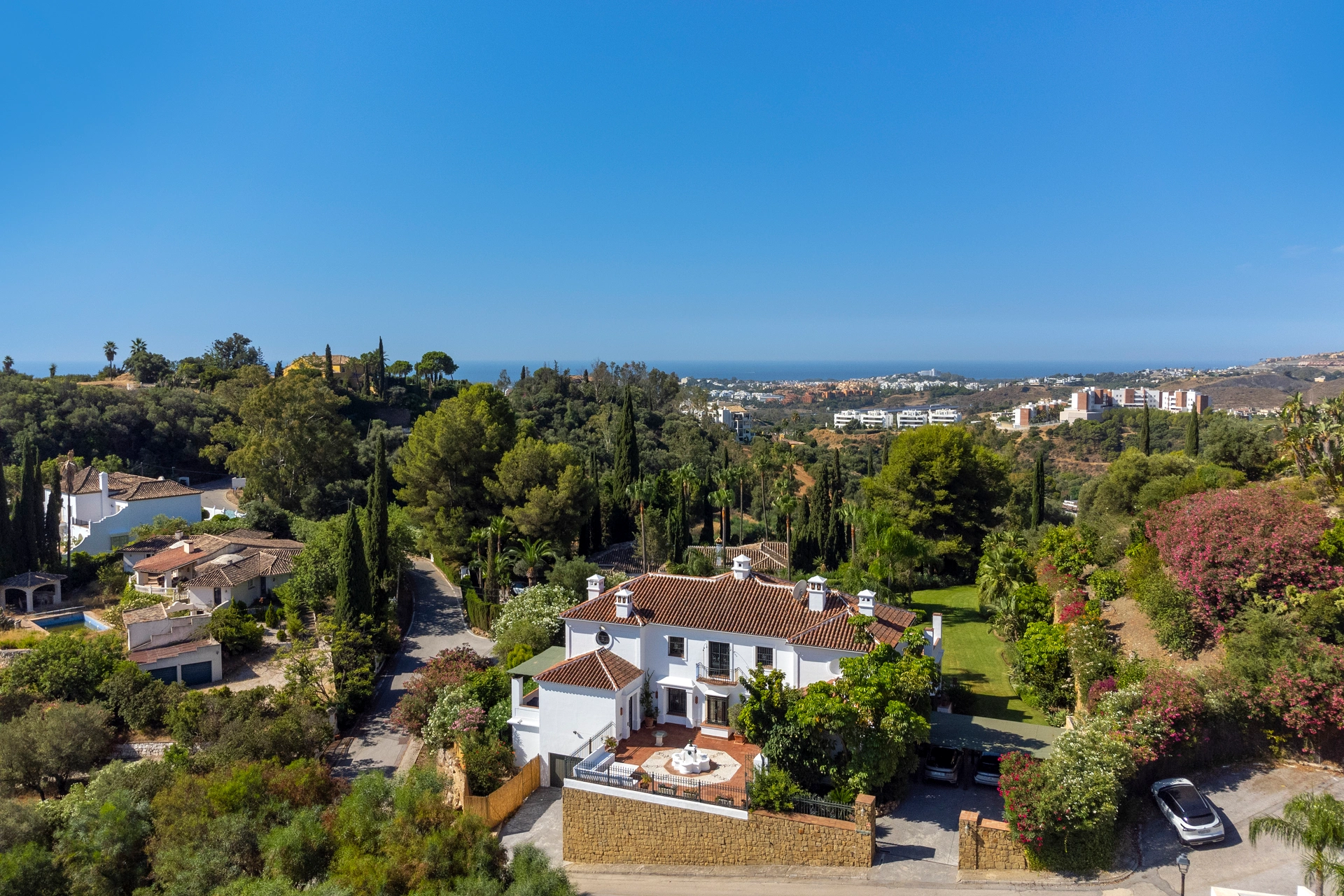 Villa for sale in Puerto del Almendro, Benahavis