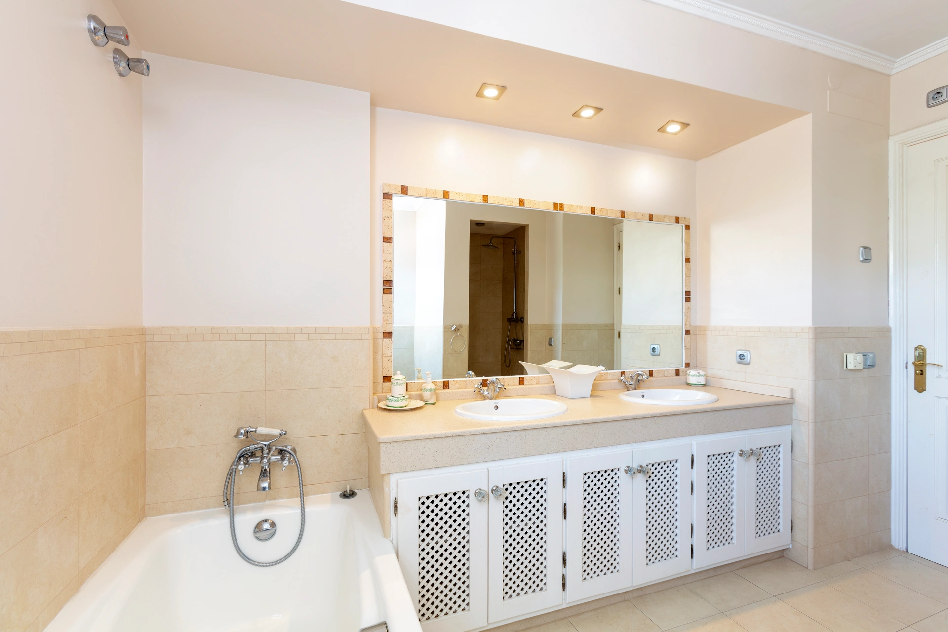 Villa for sale in Puerto del Almendro, Benahavis