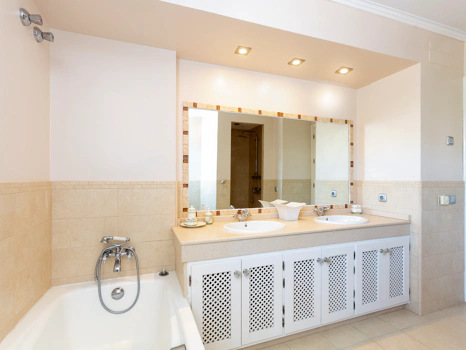 Exceptional César de Leyva villa on a rare, fully flat 3,000m² plot. Completely renovated, with sea views, total privacy, mature organic gardens, saltwater pool, 5 bedrooms, guest apartment, cinema room and extensive parking.