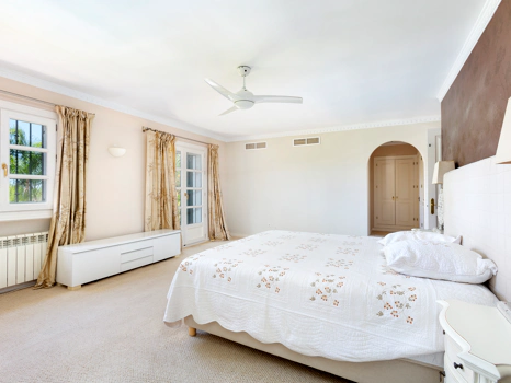 Exceptional César de Leyva villa on a rare, fully flat 3,000m² plot. Completely renovated, with sea views, total privacy, mature organic gardens, saltwater pool, 5 bedrooms, guest apartment, cinema room and extensive parking.